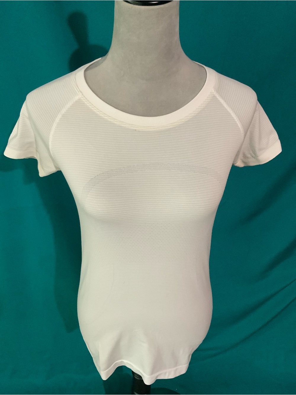 LULULEMON, WHITE KNIT ATHLETIC SHIRT, FEATURES THEIR SIGNATURE SEAMLESS